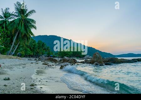 Ein wunderschöner Sonnenuntergang, Perhentian Island Resort Beach, Besar, Perhentian Islands, Malaysia Stockfoto