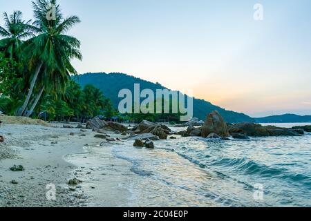 Ein wunderschöner Sonnenuntergang, Perhentian Island Resort Beach, Besar, Perhentian Islands, Malaysia Stockfoto