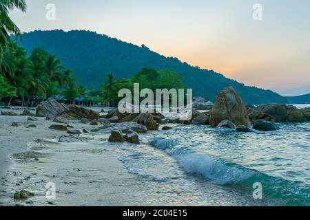 Ein wunderschöner Sonnenuntergang, Perhentian Island Resort Beach, Besar, Perhentian Islands, Malaysia Stockfoto