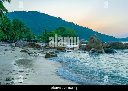 Ein wunderschöner Sonnenuntergang, Perhentian Island Resort Beach, Besar, Perhentian Islands, Malaysia Stockfoto