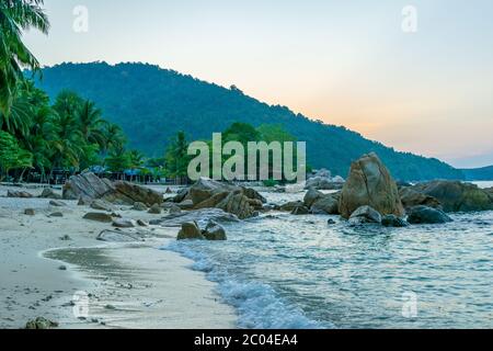 Ein wunderschöner Sonnenuntergang, Perhentian Island Resort Beach, Besar, Perhentian Islands, Malaysia Stockfoto