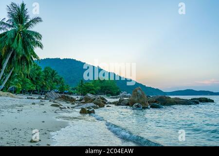 Ein wunderschöner Sonnenuntergang, Perhentian Island Resort Beach, Besar, Perhentian Islands, Malaysia Stockfoto