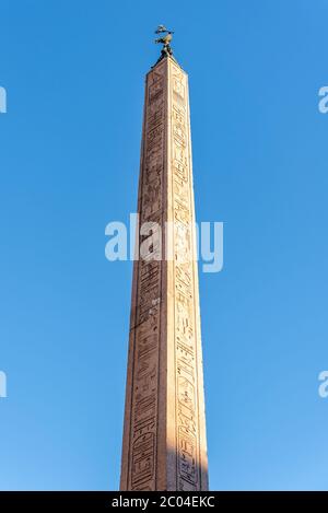 Detailansicht des ägyptischen Obelisken. Teil des Four Rivers Fountain auf der Piazza Navona, Rom, Italien. Stockfoto