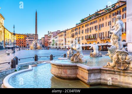 ROM, ITALIEN - 7. MAI 2019: Sonniger Morgen auf dem Navona Platz, italienisch: Piazza Navona, der romantischste Ort in Rom, Italien. Stockfoto