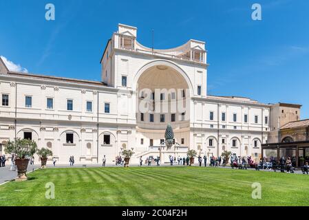 VATIKANSTADT - 07. MAI 2018: Innenhof der Pigna der Vatikanischen Museen, Vatikanstadt. Stockfoto