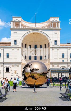 VATIKANSTADT - 07. MAI 2018: Kugel in Kugel - Bronzeskulptur des italienischen Bildhauers Arnaldo Pomodoro. Innenhof des Pigna der Vatikanischen Museen, Vatikanstadt. Stockfoto