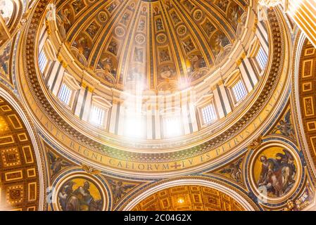 VATIKANSTADT - 07. MAI 2019: Lichtstrahl in der Kuppel. Innenraum der Petersbasilika, Vatikan in Rom, Italien. Stockfoto