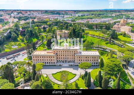 Luftaufnahme des Governoratspalastes in den Vatikanischen Gärten, Vatikanstadt. Stockfoto