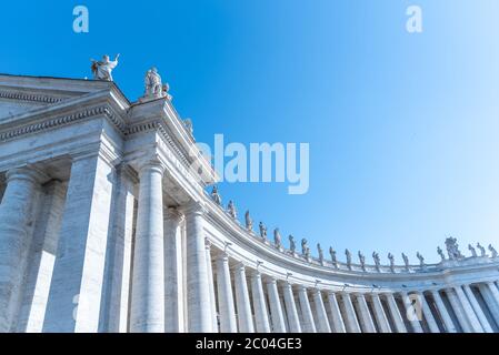 Dorische Kolonnade mit Heiligenstatuen auf der Spitze. Petersplatz, Vatikanstadt. Stockfoto