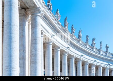 Dorische Kolonnade mit Heiligenstatuen auf der Spitze. Petersplatz, Vatikanstadt. Stockfoto