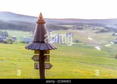 Hölzerne touristische Wegweiser in Isergebirge, Tschechische Republik. Stockfoto