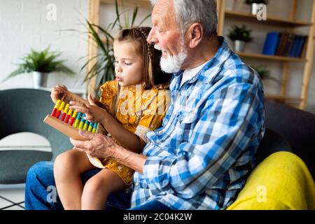 Großvater und Kind zusammen spielen zu Hause. Glück, Familie, relathionship, lernen Konzept. Stockfoto