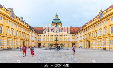 MELK, ÖSTERREICH - 21. JULI 2019: Brunnen auf Prälatenhof, Stift Melk in Melk, Österreich. Stockfoto