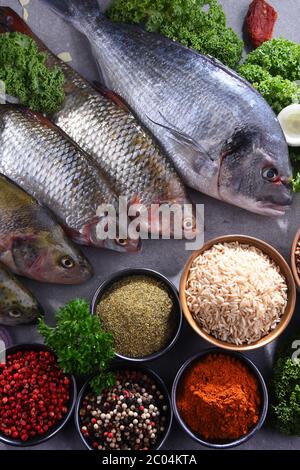 Verschiedene Fischsorten auf Küchentisch, Stockfoto