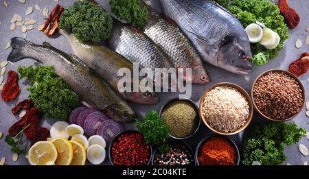 Verschiedene Fischsorten auf Küchentisch, Stockfoto