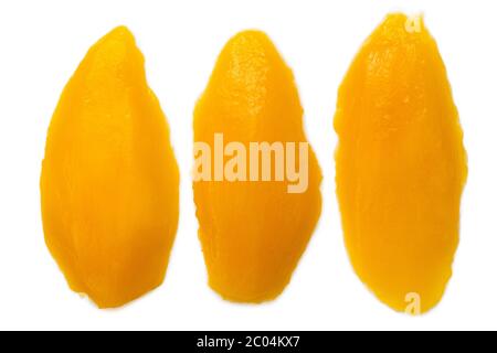 Drei getrennte Mangoscheiben aus der Dose, isoliert auf Weiß. Draufsicht. Stockfoto
