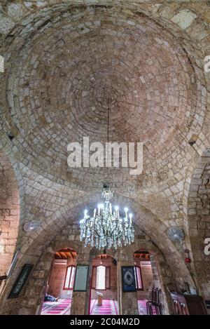 Gebetshalle in Sultan Abdul Majid Moschee im historischen Teil von Byblos, größte Stadt im Mount Lebanon Governorate des Libanon Stockfoto