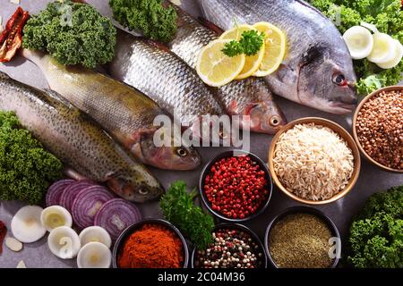 Verschiedene Fischsorten auf Küchentisch, Stockfoto