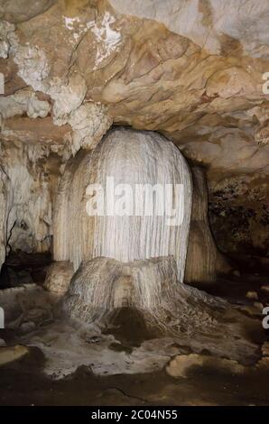 Stalaktit und Stalagmit in der Tham Lod Höhle Stockfoto