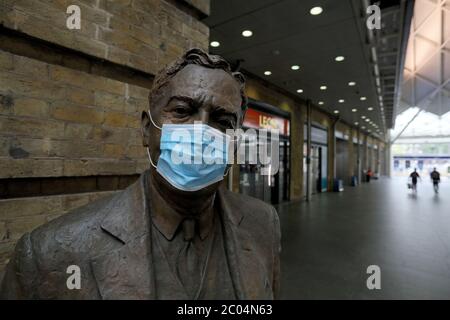 London, Großbritannien. Juni 2020. Das am 10. Juni 2020 aufgenommene Foto zeigt die Statue des Ingenieurs Sir Nigel Gresley an der King's Cross Station in London, Großbritannien. Gesichtsbedeckungen werden ab Juni 15 in den öffentlichen Verkehrsmitteln in England obligatorisch sein, um die Übertragung des neuartigen Coronavirus einzudämmen, sagte der britische Verkehrsminister Grant Shapps am 4. Juni. Kredit: Tim Ireland/Xinhua/Alamy Live News Stockfoto