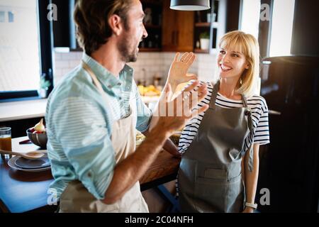 Porträt des jungen Brautpaares gemeinsames Kochen in der Küche zu Hause Stockfoto