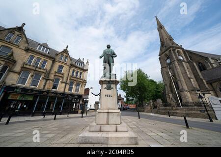 Bury, Großbritannien. Juni 2020. Eine Statue des ehemaligen Premierministers Sir Robert Peel wird im Zentrum von Bury bei Manchester Tage gesehen, nachdem eine Statue des ehemaligen Sklavenhändlers Edward Colston in Bristol abgerissen und in einem Hafen abgelassen wurde. Bury, Großbritannien. Kredit: Jon Super/Alamy Live News. Fünf Statuen von Sir Robert Peel wurden auf einer interaktiven Karte "stürzen die Rassisten" gepostet, während Aktivisten Städte in Großbritannien aufrufen, Denkmäler von ihren Straßen zu entfernen. Die von Anhängern der Bewegung Black Lives Matter produzierte Karte zeigt mehr als 50 Statuen historischer Figuren, die angeblich von Menschen stammen Stockfoto