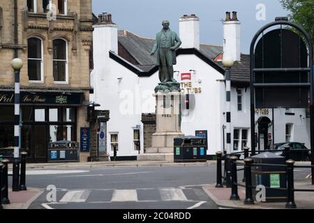 Bury, Großbritannien. Juni 2020. Eine Statue des ehemaligen Premierministers Sir Robert Peel wird im Zentrum von Bury bei Manchester Tage gesehen, nachdem eine Statue des ehemaligen Sklavenhändlers Edward Colston in Bristol abgerissen und in einem Hafen abgelassen wurde. Bury, Großbritannien. Kredit: Jon Super/Alamy Live News. Fünf Statuen von Sir Robert Peel wurden auf einer interaktiven Karte "stürzen die Rassisten" gepostet, während Aktivisten Städte in Großbritannien aufrufen, Denkmäler von ihren Straßen zu entfernen. Die von Anhängern der Bewegung Black Lives Matter produzierte Karte zeigt mehr als 50 Statuen historischer Figuren, die angeblich von Menschen stammen Stockfoto