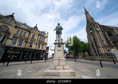 Bury, Großbritannien. Juni 2020. Eine Statue des ehemaligen Premierministers Sir Robert Peel wird im Zentrum von Bury bei Manchester Tage gesehen, nachdem eine Statue des ehemaligen Sklavenhändlers Edward Colston in Bristol abgerissen und in einem Hafen abgelassen wurde. Bury, Großbritannien. Kredit: Jon Super/Alamy Live News. Fünf Statuen von Sir Robert Peel wurden auf einer interaktiven Karte "stürzen die Rassisten" gepostet, während Aktivisten Städte in Großbritannien aufrufen, Denkmäler von ihren Straßen zu entfernen. Die von Anhängern der Bewegung Black Lives Matter produzierte Karte zeigt mehr als 50 Statuen historischer Figuren, die angeblich von Menschen stammen Stockfoto