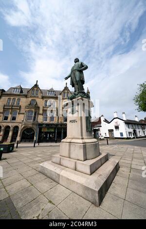 Bury, Großbritannien. Juni 2020. Eine Statue des ehemaligen Premierministers Sir Robert Peel wird im Zentrum von Bury bei Manchester Tage gesehen, nachdem eine Statue des ehemaligen Sklavenhändlers Edward Colston in Bristol abgerissen und in einem Hafen abgelassen wurde. Bury, Großbritannien. Kredit: Jon Super/Alamy Live News. Fünf Statuen von Sir Robert Peel wurden auf einer interaktiven Karte "stürzen die Rassisten" gepostet, während Aktivisten Städte in Großbritannien aufrufen, Denkmäler von ihren Straßen zu entfernen. Die von Anhängern der Bewegung Black Lives Matter produzierte Karte zeigt mehr als 50 Statuen historischer Figuren, die angeblich von Menschen stammen Stockfoto