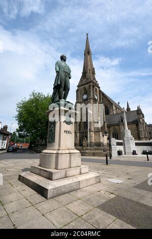 Bury, Großbritannien. Juni 2020. Eine Statue des ehemaligen Premierministers Sir Robert Peel wird im Zentrum von Bury bei Manchester Tage gesehen, nachdem eine Statue des ehemaligen Sklavenhändlers Edward Colston in Bristol abgerissen und in einem Hafen abgelassen wurde. Bury, Großbritannien. Kredit: Jon Super/Alamy Live News. Fünf Statuen von Sir Robert Peel wurden auf einer interaktiven Karte "stürzen die Rassisten" gepostet, während Aktivisten Städte in Großbritannien aufrufen, Denkmäler von ihren Straßen zu entfernen. Die von Anhängern der Bewegung Black Lives Matter produzierte Karte zeigt mehr als 50 Statuen historischer Figuren, die angeblich von Menschen stammen Stockfoto