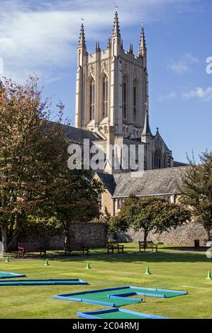 Blick auf die Kathedrale von Bury St Edmunds von Abbey Gardens, mit verrücktem Golfplatz im Vordergrund. Suffolk. Stockfoto