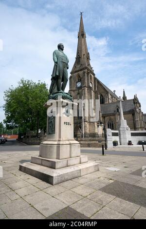 Bury, Großbritannien. Juni 2020. Eine Statue des ehemaligen Premierministers Sir Robert Peel wird im Zentrum von Bury bei Manchester Tage gesehen, nachdem eine Statue des ehemaligen Sklavenhändlers Edward Colston in Bristol abgerissen und in einem Hafen abgelassen wurde. Bury, Großbritannien. Kredit: Jon Super/Alamy Live News. Fünf Statuen von Sir Robert Peel wurden auf einer interaktiven Karte "stürzen die Rassisten" gepostet, während Aktivisten Städte in Großbritannien aufrufen, Denkmäler von ihren Straßen zu entfernen. Die von Anhängern der Bewegung Black Lives Matter produzierte Karte zeigt mehr als 50 Statuen historischer Figuren, die angeblich von Menschen stammen Stockfoto