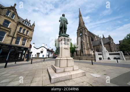 Bury, Großbritannien. Juni 2020. Eine Statue des ehemaligen Premierministers Sir Robert Peel wird im Zentrum von Bury bei Manchester Tage gesehen, nachdem eine Statue des ehemaligen Sklavenhändlers Edward Colston in Bristol abgerissen und in einem Hafen abgelassen wurde. Bury, Großbritannien. Kredit: Jon Super/Alamy Live News. Fünf Statuen von Sir Robert Peel wurden auf einer interaktiven Karte "stürzen die Rassisten" gepostet, während Aktivisten Städte in Großbritannien aufrufen, Denkmäler von ihren Straßen zu entfernen. Die von Anhängern der Bewegung Black Lives Matter produzierte Karte zeigt mehr als 50 Statuen historischer Figuren, die angeblich von Menschen stammen Stockfoto