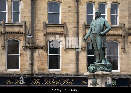 Bury, Großbritannien. Juni 2020. Eine Statue des ehemaligen Premierministers Sir Robert Peel wird im Zentrum von Bury bei Manchester Tage gesehen, nachdem eine Statue des ehemaligen Sklavenhändlers Edward Colston in Bristol abgerissen und in einem Hafen abgelassen wurde. Bury, Großbritannien. Kredit: Jon Super/Alamy Live News. Fünf Statuen von Sir Robert Peel wurden auf einer interaktiven Karte "stürzen die Rassisten" gepostet, während Aktivisten Städte in Großbritannien aufrufen, Denkmäler von ihren Straßen zu entfernen. Die von Anhängern der Bewegung Black Lives Matter produzierte Karte zeigt mehr als 50 Statuen historischer Figuren, die angeblich von Menschen stammen Stockfoto