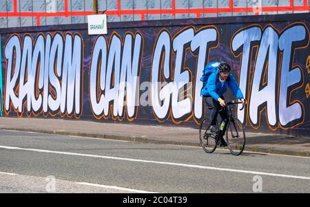 Edinburgh, Schottland, Großbritannien. 11 Juni 2020. Anti-Rassismus Graffiti ist auf einer Straße in Edinburgh erschienen. Iain Masterton/Alamy Live News Stockfoto