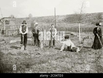 Fünf Arbeiter – drei Männer und zwei Frauen – die den Boden für die Bepflanzung auf einem kleinen Betrieb oder Marktgarten in den Lincolnshire Wolds, England, Großbritannien vorbereiten 1900. Stockfoto