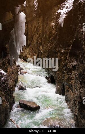 Garmisch-Partenkirchen - 20. Februar 2020: Touristen in schneebedeckten Eiszapfen am berühmten Touristenziel Partnachklamm. Partnachklamm in G. Stockfoto