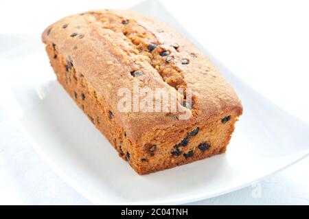 Pflaumenkuchen mit Kakao, Apfel und Obst und Nüssen Stockfoto