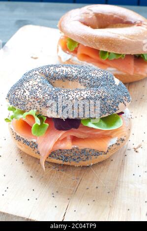 Bagels mit Lachs und frischer Sahne Stockfoto