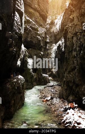 Garmisch-Partenkirchen - 20. Februar 2020: Touristen in schneebedeckten Eiszapfen am berühmten Touristenziel Partnachklamm. Partnachklamm in G. Stockfoto