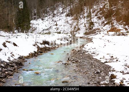 Garmisch-Partenkirchen - 20. Februar 2020: Touristen in schneebedeckten Eiszapfen am berühmten Touristenziel Partnachklamm. Partnachklamm in G. Stockfoto