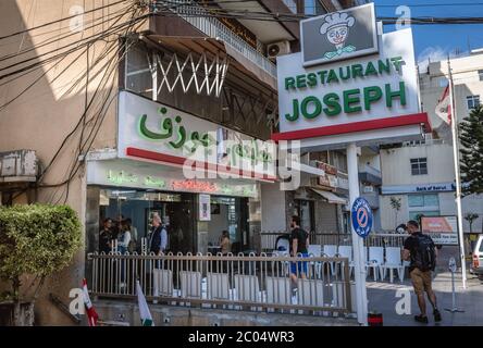 Außenansicht des Restaurants Joseph berühmt für seine Shawarma Sandwiches im Vorort Sin el Fil in Beirut, Libanon Stockfoto