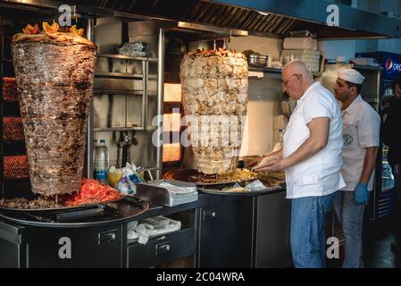 Restaurant Joseph berühmt für seine Shawarma Sandwiches im Vorort Sin el Fil in Beirut, Libanon Stockfoto