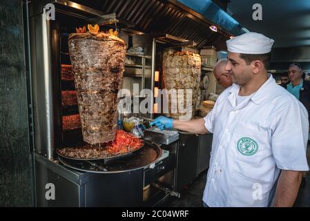 Man bereitet Essen im Restaurant Joseph zu, das berühmt ist für seine Shawarma Sandwiches im Vorort Sin el Fil in Beirut, Libanon Stockfoto