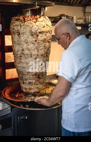 Man bereitet Essen im Restaurant Joseph zu, das berühmt ist für seine Shawarma Sandwiches im Vorort Sin el Fil in Beirut, Libanon Stockfoto