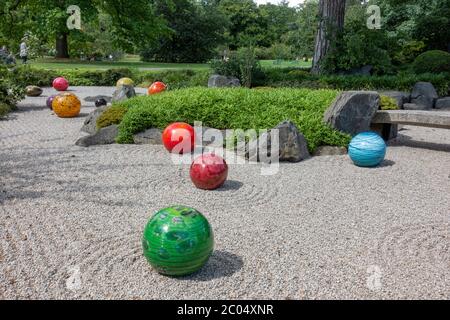 "Niijima schwimmt" im Japanischen Garten, eine Glasskulptur von Dale Chihuly, Royal Botanic Gardens, Kew, Richmond upon Thames, England, UK. Stockfoto