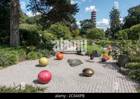 "Niijima schwimmt" im Japanischen Garten, eine Glasskulptur von Dale Chihuly, Royal Botanic Gardens, Kew, Richmond upon Thames, England, UK. Stockfoto