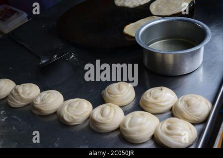 Weicher Fokus von Roti Herstellung mit Öl, weiß roh Roti Dreschmehl von Hersteller Stockfoto