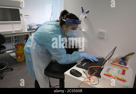 Wissenschaftler während ihrer Arbeit am Lighthouse Laboratory am Queen Elizabeth University Hospital in Glasgow, das Coronavirus-Abstriche mit vermuteten COVID-19-Infektionen im anhaltenden Kampf gegen das Coronavirus empfängt und analysiert. Schottland setzt in Phase eins des Plans der schottischen Regierung zur schrittweisen Aufhebung der Lockdown fort. Stockfoto