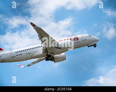 C-Series A220 Abheben am Flughafen Zürich Stockfoto
